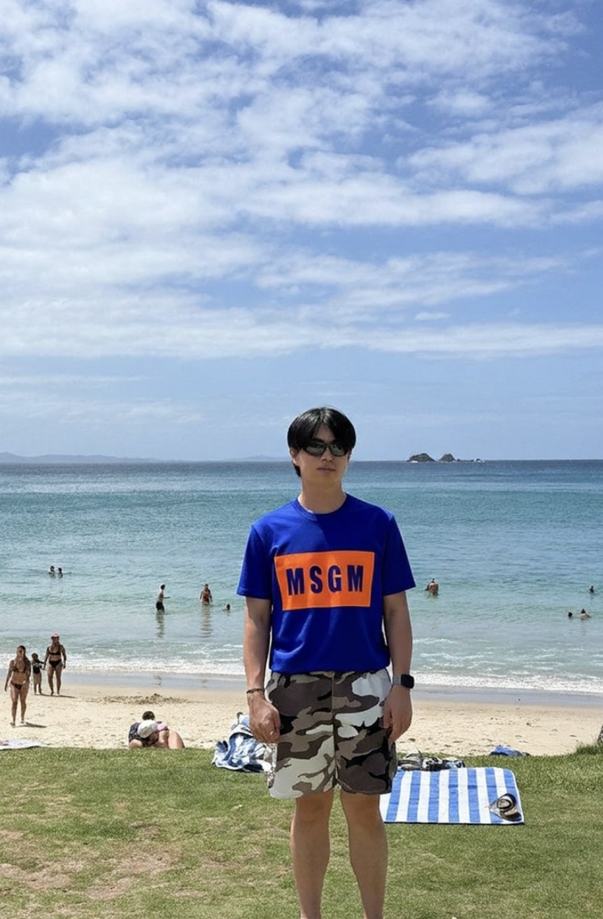 AI 피팅 결과 — 파란 MSGM 셔츠 착용